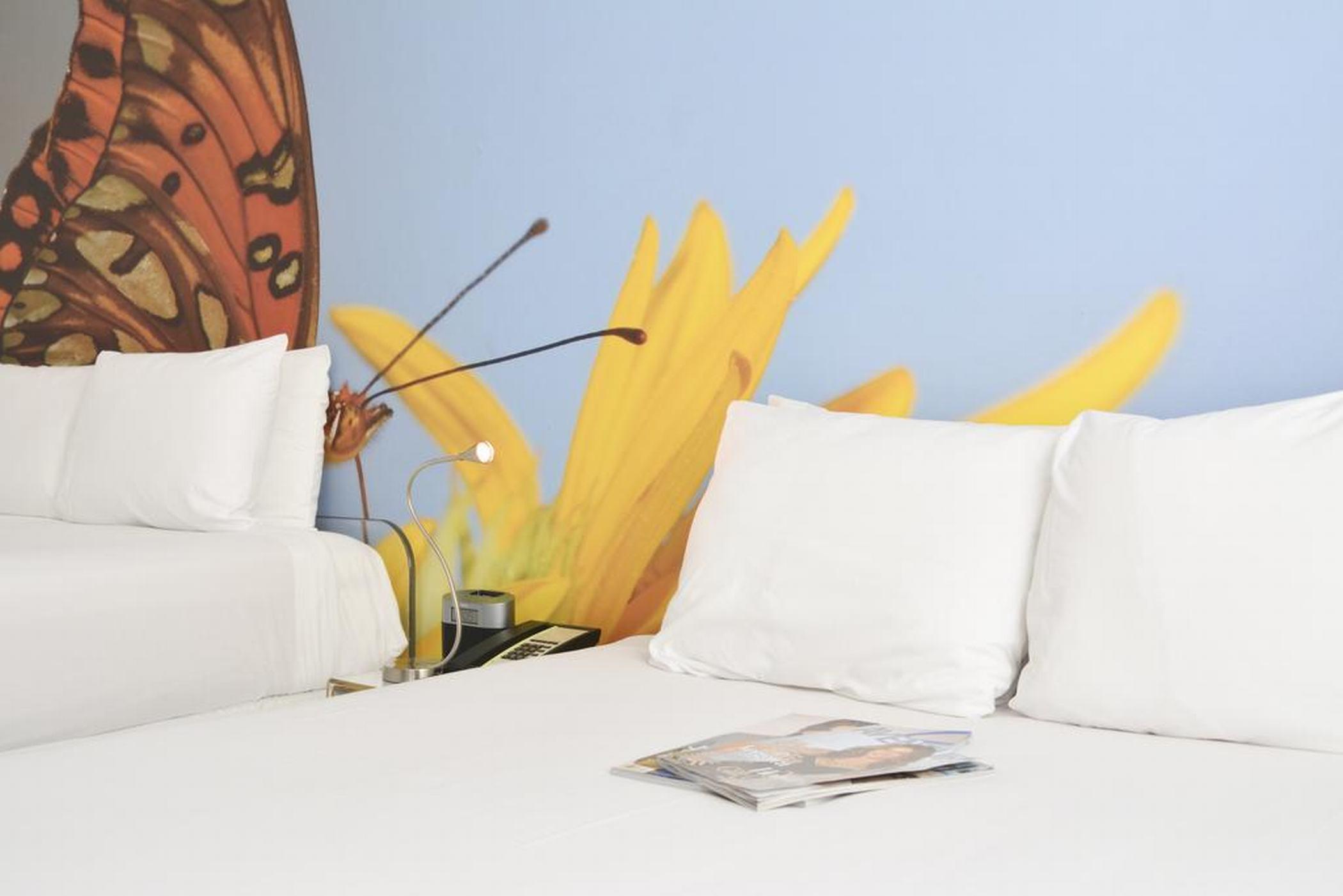 Penguin Hotel Маями Бийч Екстериор снимка
